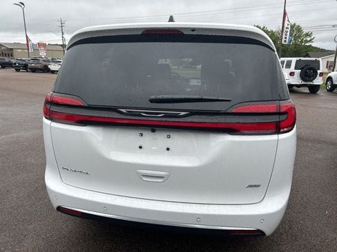 New 2027 Chrysler Pacifica Select AWD/4WD image 5