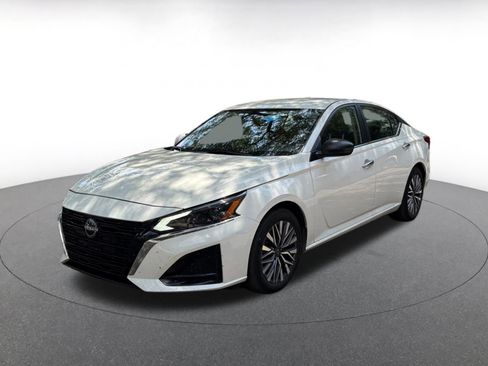 Used 2025 Nissan Altima 2.5 SV FWD image 3