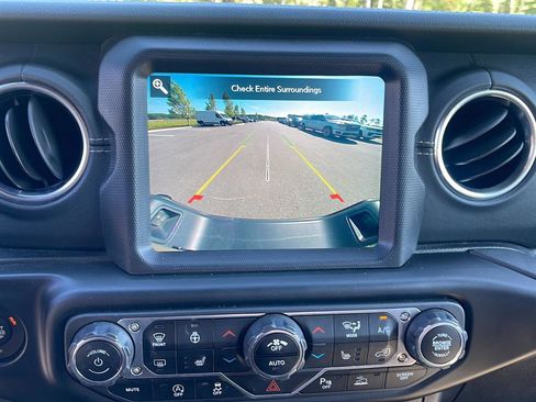 Used 2020 Jeep Gladiator Overland AWD/4WD image 18