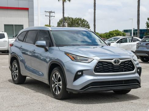 Used 2023 Toyota Highlander XLE FWD image 3