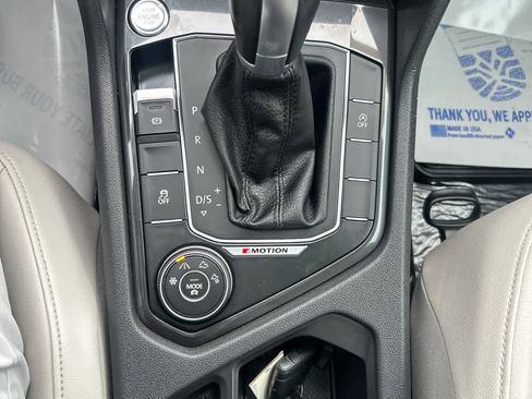 Used 2018 Volkswagen Tiguan SEL AWD/4WD image 19