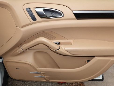 Used 2014 Porsche Cayenne S image 25