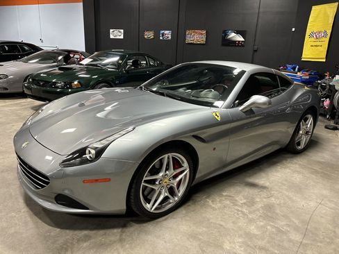 Used 2015 Ferrari California T image 3