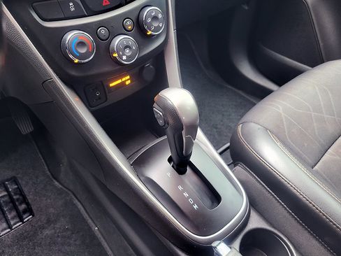 Used 2021 Chevrolet Trax LT w/ LT Convenience Package image 34