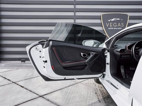 Used 2020 Lamborghini Huracan EVO image 30