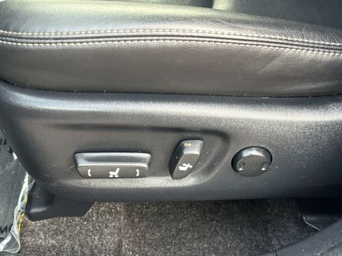 Used 2016 Toyota Prius V Four FWD image 26