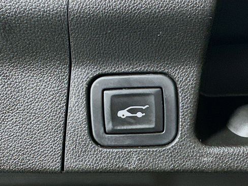 Used 2018 GMC Acadia SLE image 29