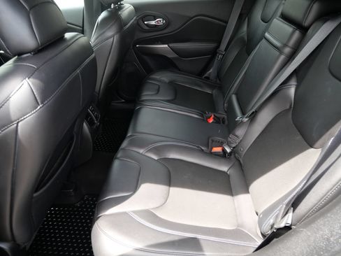 Used 2019 Jeep Cherokee Latitude Plus w/ Cold Weather Group AWD/4WD image 24