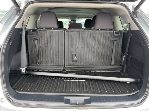 Used 2023 Toyota Highlander LE AWD/4WD image 31