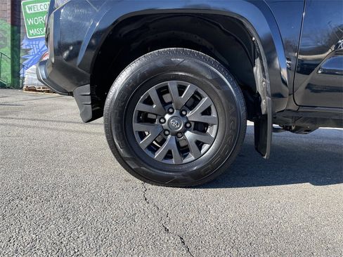 Certified 2022 Toyota Tacoma SR5 image 9