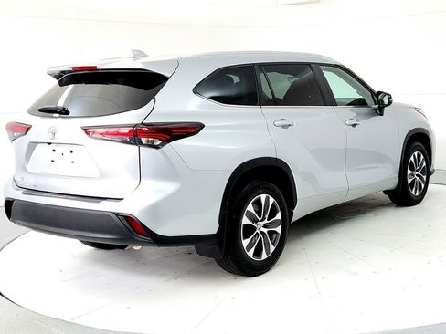 Used 2024 Toyota Highlander XLE AWD/4WD image 8