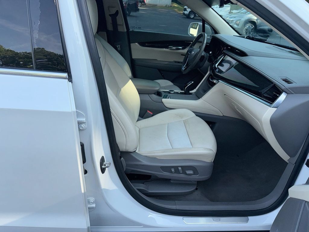 Used 2020 Cadillac XT6 Premium Luxury FWD image 32