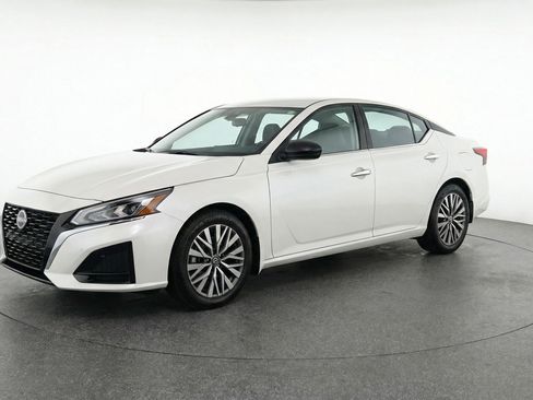 Used 2025 Nissan Altima 2.5 SV image 3