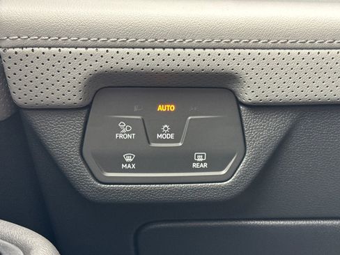 New 2025 Volkswagen Atlas Peak Edition SE image 29