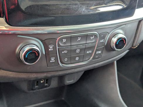 Used 2021 Chevrolet Traverse LS image 28