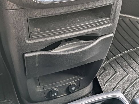 Used 2019 Dodge Grand Caravan SE FWD image 18