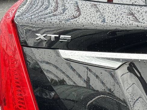 Used 2018 Cadillac XT5 Luxury w/ Driver Awareness Package FWD image 9