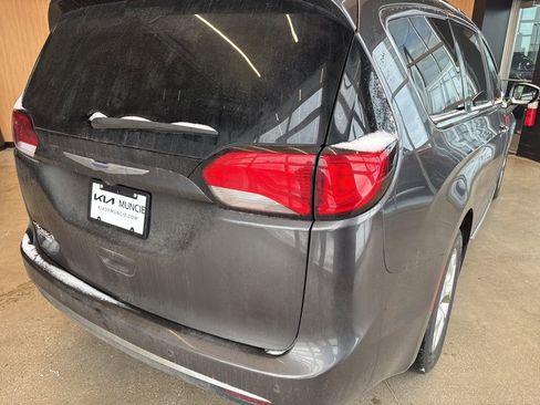 Used 2019 Chrysler Pacifica Touring-L w/ Tire & Wheel Group image 13