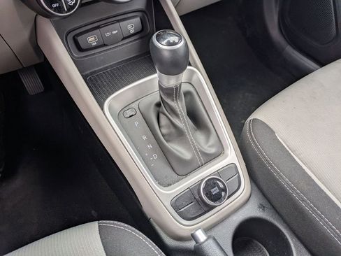 Used 2025 Hyundai Venue SEL FWD image 19
