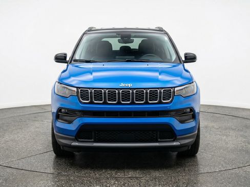 Used 2025 Jeep Compass Limited AWD/4WD image 2