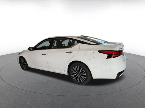 Used 2025 Nissan Altima 2.5 SV FWD image 10