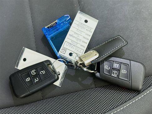 Used 2024 Volkswagen Taos SE w/ Panoramic Sunroof Package image 23