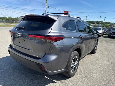Used 2023 Toyota Highlander XLE AWD/4WD image 5