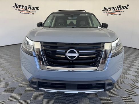 Used 2024 Nissan Pathfinder SL FWD image 5