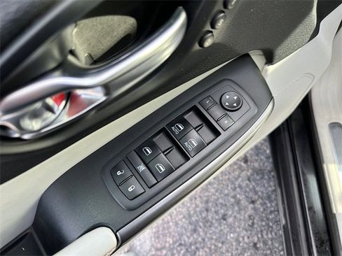 Used 2019 Jeep Cherokee Limited w/ Technology Group image 19