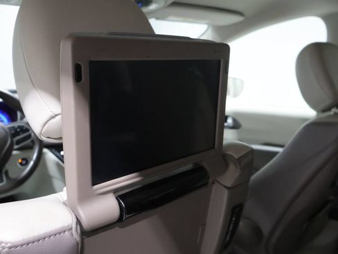 Used 2018 Chrysler Pacifica Touring-L Plus FWD image 18