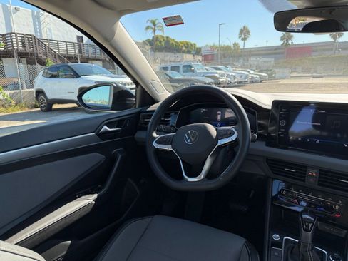 Used 2025 Volkswagen Jetta SE image 33