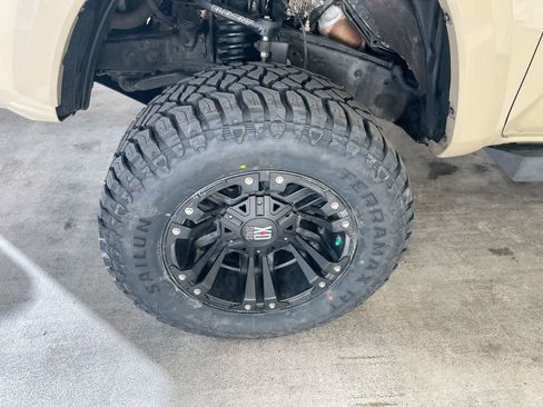 Used 2017 Toyota Tacoma TRD Sport w/ Tow Package (A/T) image 10