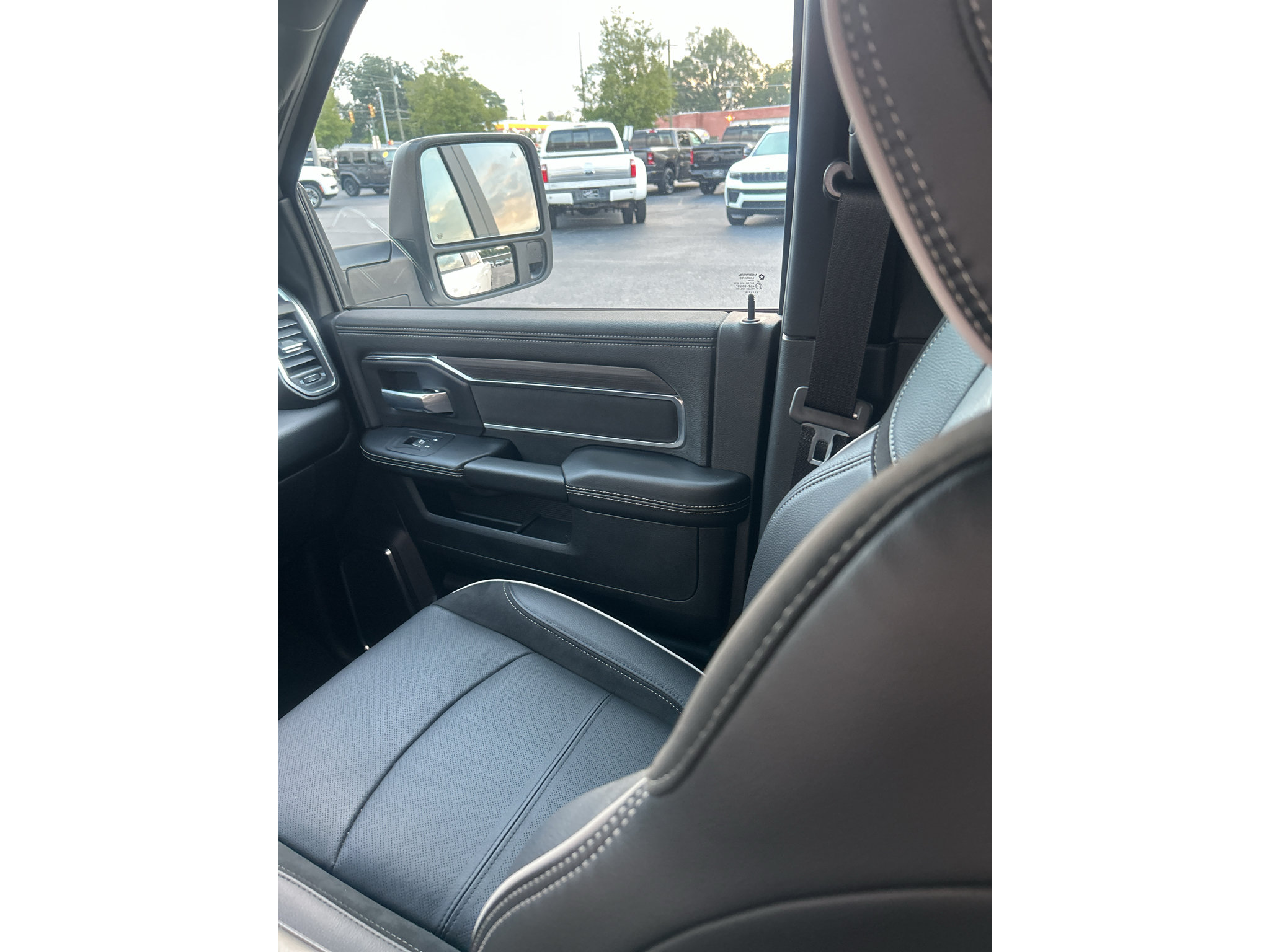 Used 2026 RAM 2500 Laramie AWD/4WD image 11