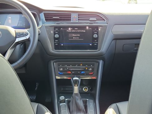 Used 2023 Volkswagen Tiguan SE FWD image 19