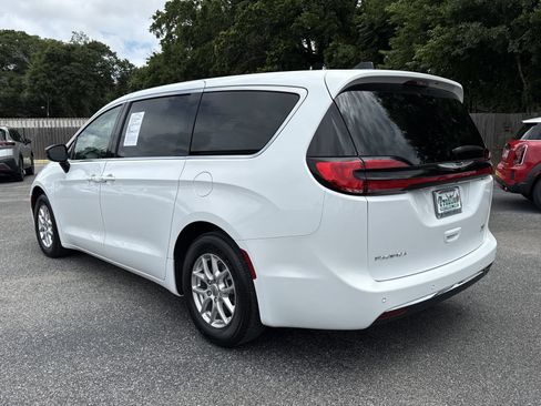 Used 2025 Chrysler Pacifica Select FWD image 3
