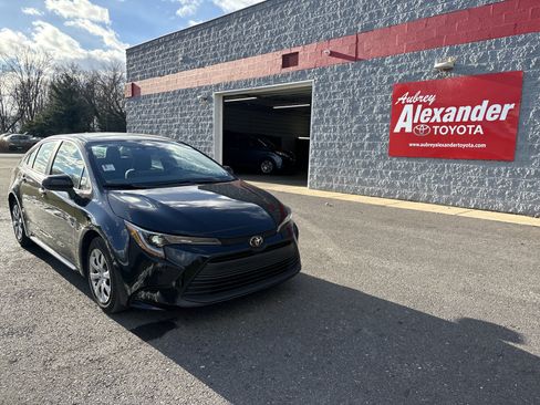 Used 2025 Toyota Corolla LE image 1