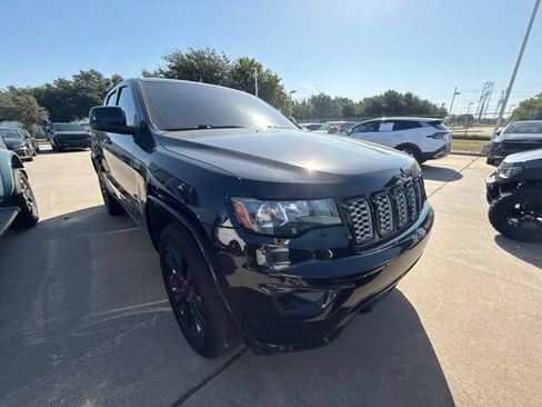 Used 2018 Jeep Grand Cherokee Altitude AWD/4WD image 3