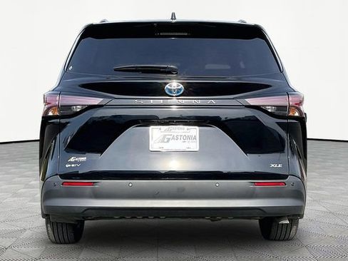 Used 2025 Toyota Sienna XLE image 6