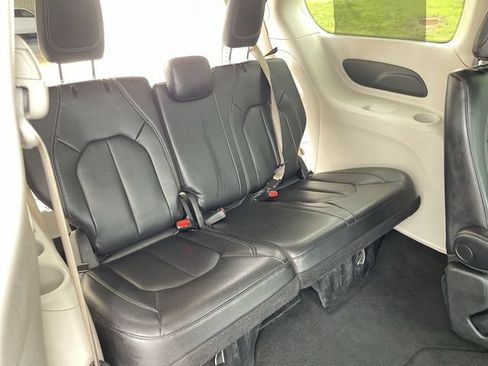 Used 2022 Chrysler Pacifica Touring-L FWD image 15