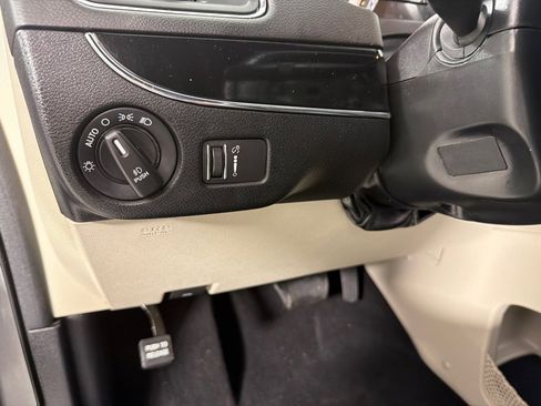 Used 2019 Dodge Grand Caravan SXT image 10