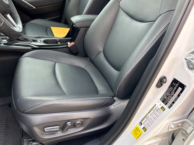 Used 2023 Toyota Corolla Cross XLE w/ Convenience Package FWD image 16