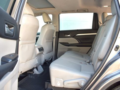 Used 2018 Toyota Highlander XLE AWD/4WD image 48