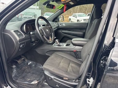 Used 2021 Jeep Grand Cherokee Laredo image 9