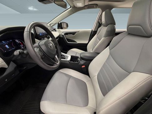 Used 2023 Toyota RAV4 XLE Premium FWD image 4