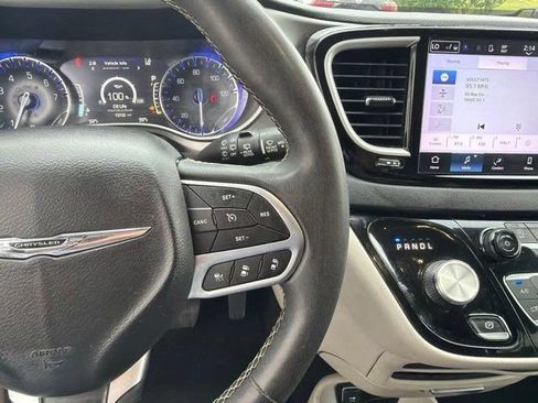 Used 2023 Chrysler Pacifica Touring-L FWD image 16