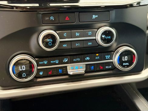 Used 2024 Ford Expedition XLT image 10