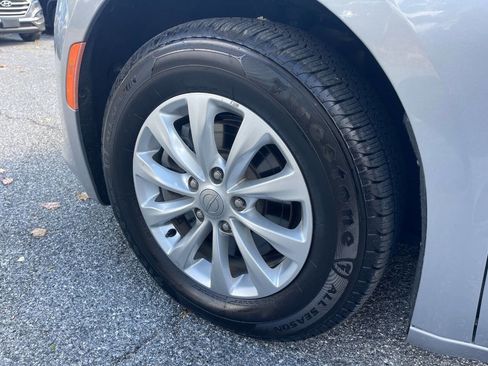 Used 2018 Chrysler Pacifica Touring-L image 39