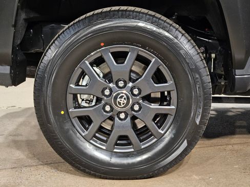 Used 2025 Toyota 4Runner SR5 AWD/4WD image 17