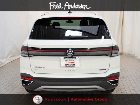 Used 2025 Volkswagen Taos SE AWD/4WD image 4