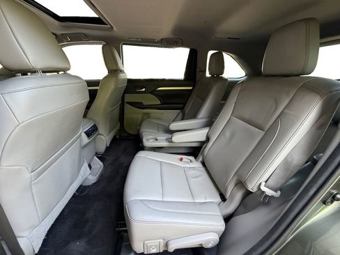 Used 2017 Toyota Highlander XLE FWD image 14